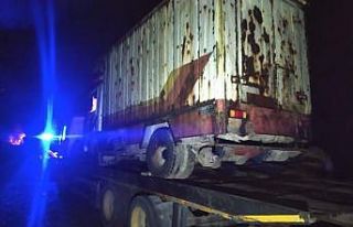 Hurda belgeli kamyoneti çalarken yakalandı