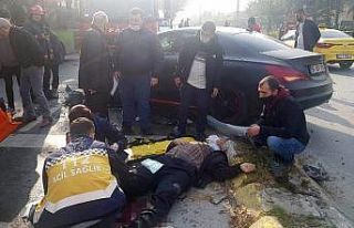 İki araç çarpıştı olan karşıya geçmek isteyen...