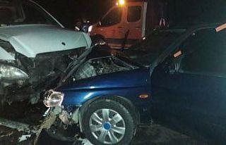 İki araç kafa kafaya çarpıştı: 4 yaralı