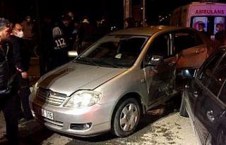 İki otomobil çarpıştı: 3 Yaralı