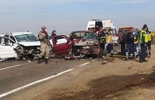İki otomobil kafa kafaya çarpıştı: 10 yaralı