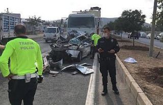 İki tırın arasında sıkışan otomobil hurdaya...