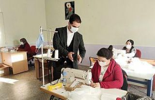 İlçede üretilen 50 bin adet maske ücretsiz dağıtılmaya...