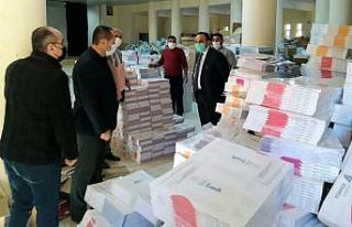 İlkokul öğrencilerine yardımcı kitap dağıtımı...