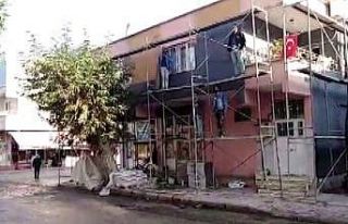 İnşaat iskelesinde Ata’ya saygı duruşu