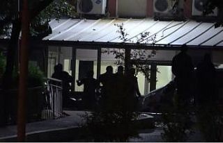 İntihar eden şahsın yakınları hastane bahçesinde...