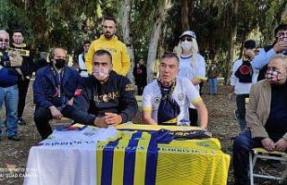 İş adamı Kırbıyık, Tarsus İdman Yurdu taraftarlarıyla...