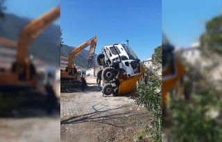 İş kamyonu foseptik çukuruna düştü