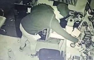 İş yerinden cep telefonu hırsızlığı kamerada