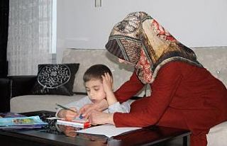 İşitme engelli anne, çocukları için okuma yazma...