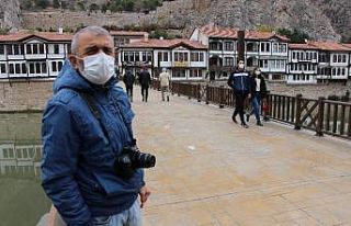 İşsiz kalınca sokakta çektiği fotoğraflarla...