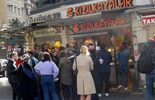 İstiklal Caddesi’nde büfeler önünde yemek yeme...