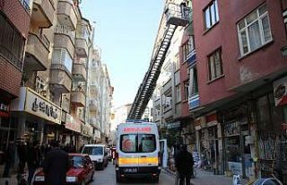 İtfaiye camı kırıp içeri girdi, 56 yaşındaki...