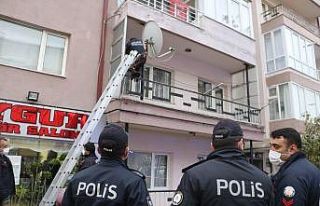 İtfaiye ekipleri, balkondan girdikleri evde yaşlı...