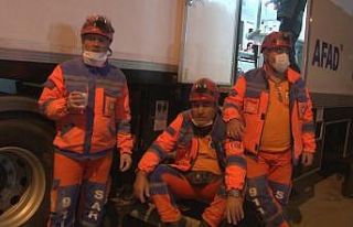 İzmir’de depremin yorulmak bilmeyen kahramanları