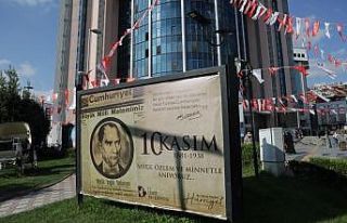 İzmit Belediyesi Ata’yı tarihi manşetlerle andı