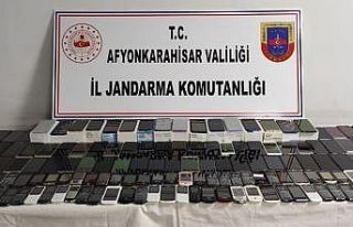 Jandarma 145 adet kaçak cep telefonu yakaladı
