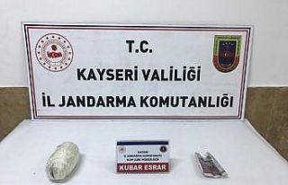 Jandarmanın çevirdiği yolcu otobüsünde 450 gram...
