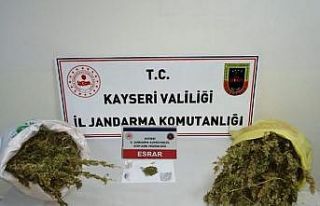 Jandarmanın durdurduğu araçta 20 kilo esrar ele...