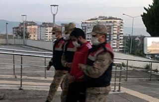 Jandarmanın önünden geçerken tabancalı poz veren...