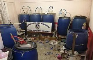 Kaçak içki üretmek için evi mini fabrikaya çevirmiş