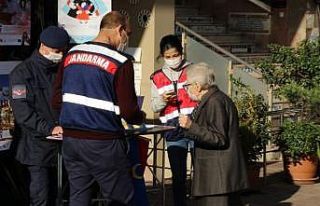 Kadına şiddete hayır için broşür dağıtıp...