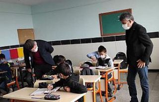 Kaman Kaymakamı Özcan okul ziyaretleri ile incelemelerde...