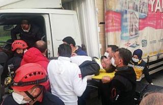 Kamyona arkadan çarptı, araçta sıkıştı