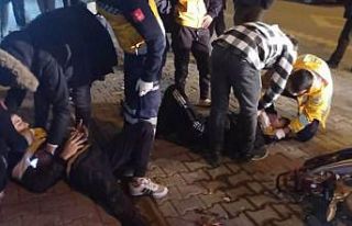 Kamyonet ile motosiklet çarpıştı: 3 yaralı