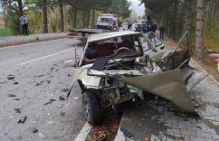 Kamyonet ile otomobil çarpıştı, 3 kişi yaralandı