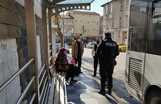 Karantinada olması gerekirken halk otobüsüne binmeye...
