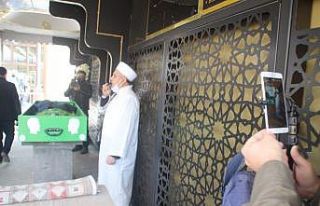 Karantinadaki belediye başkanı babasının cenaze...