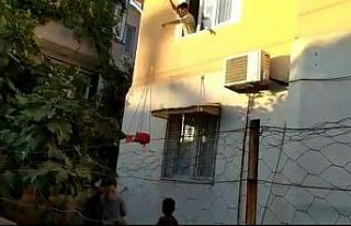 Karantinadaki genç doğum günü pastasını iple...