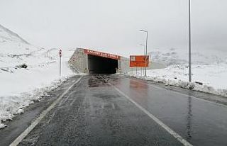 Karapet Geçidi beyaza büründü
