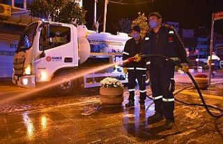 Karesi Belediyesi çarşıyı deterjanla yıkadı