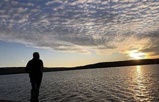 Kars Çayı gün batımında gökyüzünün rengini...
