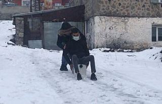 Kars’ta kartopu oynadılar, bidona binerek kaydılar