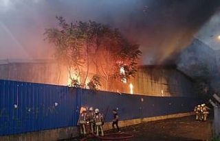 Kartal’da kağıt fabrikası alev alev yandı