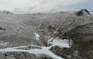Kartalkaya’da yeşil alanlar beyaz örtüyle kaplandı