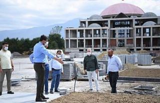 Kartepe Kent Meydanına 225 fidan dikildi