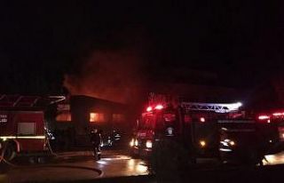 Kauçuk fabrikasında çıkan yangına güçlükle...