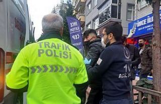 Kayganlaşan yolda devrilen motosiklet sürücüsü...