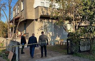 Kayınpeder, torunlarının gözü önünde hem gelinini...