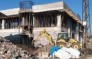 Kaymakam İlidi, inşaatı devam eden gençlik merkezinde...