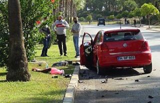 Kaza yapan araca bakmak için yavaşlayan sürücü...