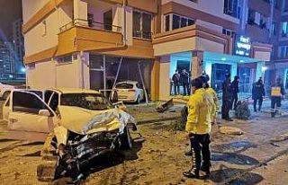Kaza yapan otomobil dükkana girdi: 6 yaralı