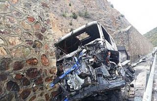 Kaza yapan TIR yandı, sürücüsü yaralandı