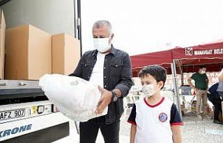 Kendi oyuncaklarından paket yapıp İzmir’e gönderdi