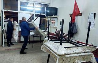 Kıraathanelerde masa ve sandalyeler toplandı, kapılara...