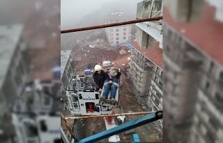 Kırılan vinçte yaralanan operatörü itfaiye kurtardı